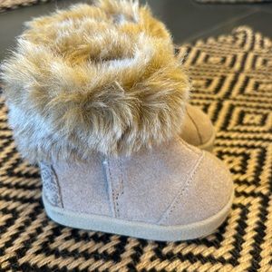 Toms Nepal Khaki/Tan Suede Boot with Faux Fur. Tiny size 3 infant baby girls